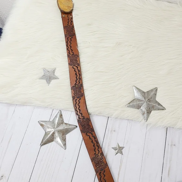 SOLD Vintage handmade floral leather belt with wooden buckle - Picture 5 of 5